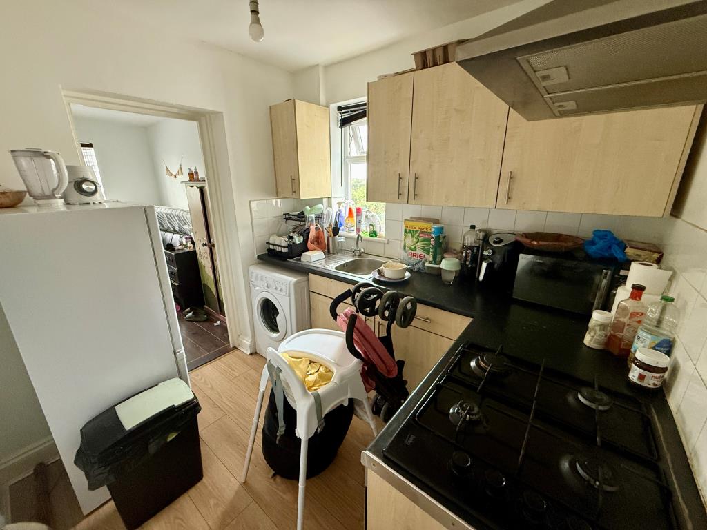 Lot: 38 - FREEHOLD BLOCK OF FLATS FOR INVESTMENT - Flat C Kitchen
